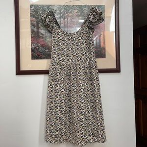 Flowery dress with ruffle sleeve